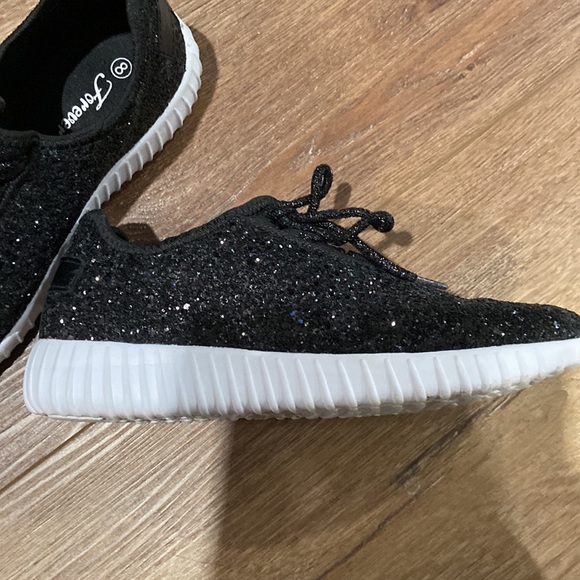 Womes sparkle black shoes. - Picture 2 of 4